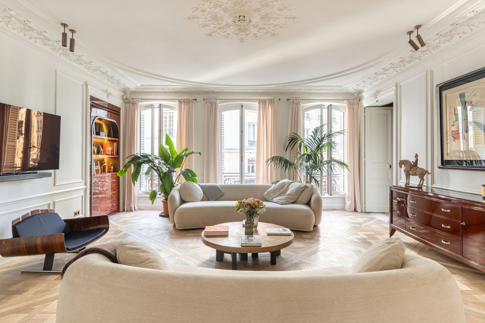 Luxury Haussmann apartments in Paris 7th arrondissement property market