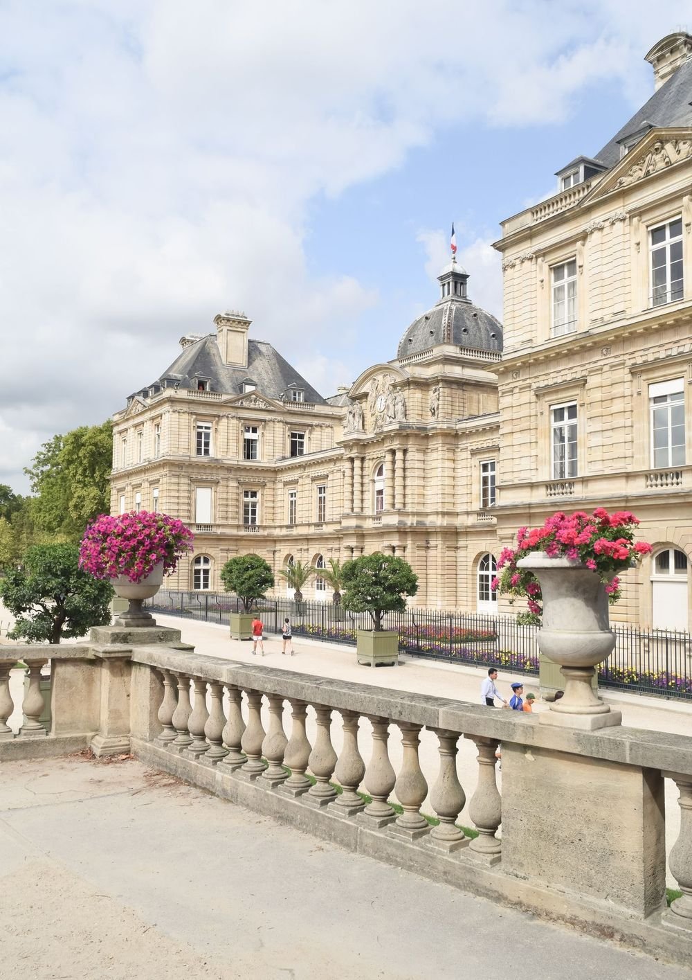 Luxury property advisory in Paris 8th arrondissement featuring prestigious Parisian neighborhoods