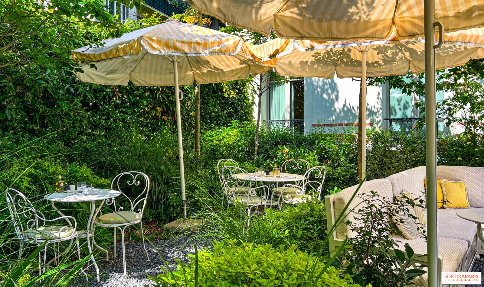Refined residential lifestyle with cafés and greenery in Neuilly-sur-Seine