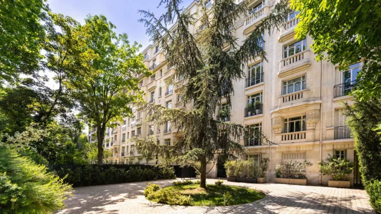 Elegant residential neighborhood and tree-lined avenue in Saint-James Neuilly-sur-Seine